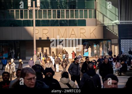 Menschen laufen am Alexanderplatz vor dem Primark Laden in Berlin am 8. März 2024. Alltag in Berlin *** Menschen laufen am 8. März 2024 auf dem Alexanderplatz vor dem Primark Store in Berlin Stockfoto