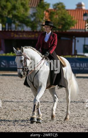 Portugal, Region Alentejo, Golega, Frau, die auf dem weißen Lusitano Pferd reitet und traditionelle Trachten trägt, auf der Golega Pferdemesse 2022 Stockfoto