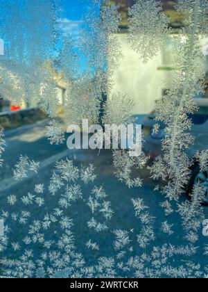 Eiswunderland: Nahaufnahme des frostigen Autofensters Stockfoto