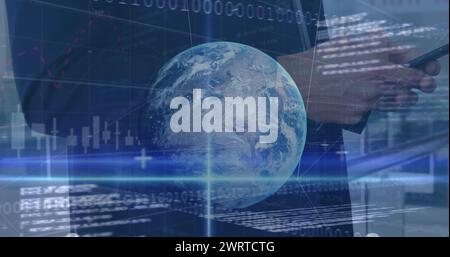 Bild des Globus, Finanzdaten über die Hände eines kaukasischen Geschäftsmannes mit Smartphone Stockfoto