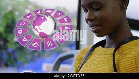 Bild von Reisesymbolen mit Globus und afroamerikanerin mit Smartphone im Hintergrund Stockfoto