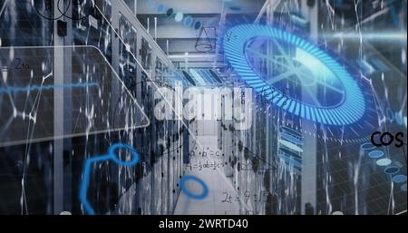 Darstellung mathematischer Gleichungen über Rundscanner und Datenverarbeitung im Serverraum Stockfoto