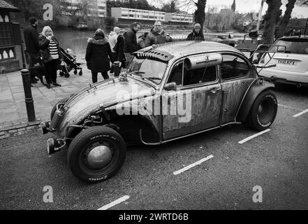 Foto: © Jamie Callister. Der umgebaute VW Hot Rod und sein stolzer Besitzer Mark von der Wirral Merseyside sind stolz auf die Ausstellung in Chester, England. Stockfoto