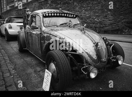 Foto: © Jamie Callister. Der umgebaute VW Hot Rod und sein stolzer Besitzer Mark von der Wirral Merseyside sind stolz auf die Ausstellung in Chester, England. Stockfoto