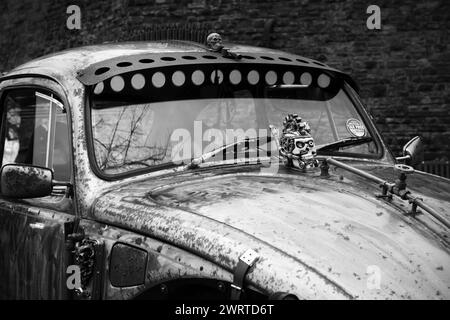 Foto: © Jamie Callister. Der umgebaute VW Hot Rod und sein stolzer Besitzer Mark von der Wirral Merseyside sind stolz auf die Ausstellung in Chester, England. Stockfoto