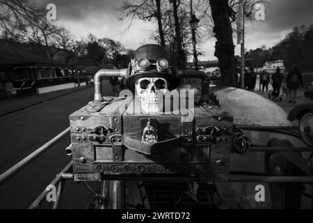 Foto: © Jamie Callister. Der umgebaute VW Hot Rod und sein stolzer Besitzer Mark von der Wirral Merseyside sind stolz auf die Ausstellung in Chester, England. Stockfoto