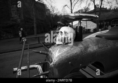 Foto: © Jamie Callister. Der umgebaute VW Hot Rod und sein stolzer Besitzer Mark von der Wirral Merseyside sind stolz auf die Ausstellung in Chester, England. Stockfoto