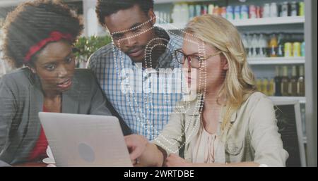 Bild eines Vorhängeschlosses und Lichtspuren über verschiedene Personen mit Laptop Stockfoto