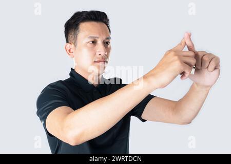 Fußballschiedsrichter mit VAR-Symbol auf weißem Hintergrund. Stockfoto