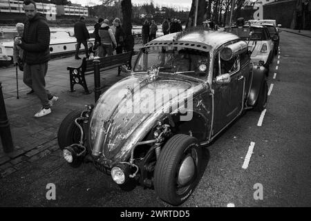 Foto: © Jamie Callister. Der umgebaute VW Hot Rod und sein stolzer Besitzer Mark von der Wirral Merseyside sind stolz auf die Ausstellung in Chester, England. Stockfoto