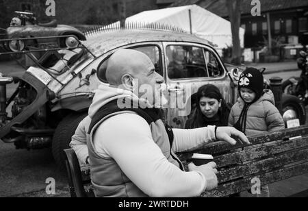 Foto: © Jamie Callister. Der umgebaute VW Hot Rod und sein stolzer Besitzer Mark von der Wirral Merseyside sind stolz auf die Ausstellung in Chester, England. Stockfoto