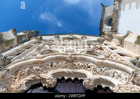 Portugal, Region Alentejo, Golega, die Kirche (Igreja) Matriz da Golega mit Details der geschnitzten Steintafel über dem Eingang Stockfoto