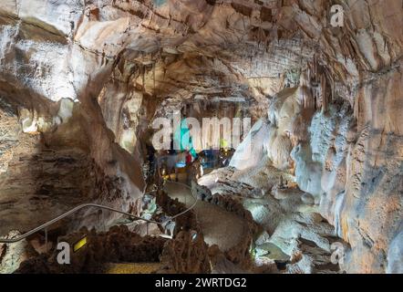 Portugal, Region Centro, riesige Höhle, die für die Öffentlichkeit im Grutas de Mira de Aire (Höhlenkomplex) zugänglich ist Stockfoto