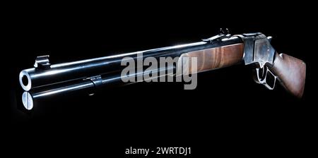Traditionelles Hebelgewehr im Stil des alten Westens mit Holzschaft und farblich gedecktem Empfänger auf schwarzem Hintergrund in einem Studioaufnahme. Stockfoto