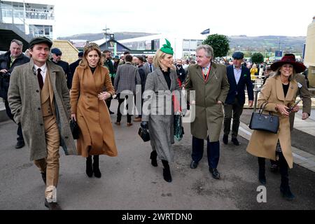 Prinzessin Beatrice (zweite links) mit Edoardo Mapelli mozzi (links) und Zara Tindall (Mitte) am dritten Tag des Cheltenham Festivals 2024 auf der Cheltenham Racecourse. Bilddatum: Donnerstag, 14. März 2024. Stockfoto