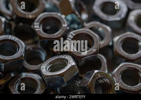 Nahaufnahme eines Stapels silberfarbener Screwnuts Stockfoto