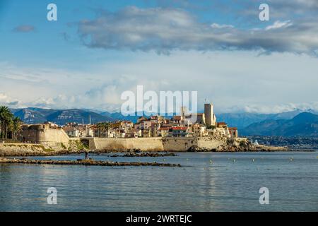 Blick auf die Stadtmauer und die Altstadt von Antibes an der französischen Riviera in Südfrankreich Stockfoto