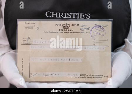 Christie's, London, Großbritannien. März 2024. Die Pattie Boyd Collection wird vom 8. Bis 22. März online von Christie's angeboten. Boyd, ein viermaliges Vogue-Cover-Girl, gilt weithin als die legendärste Muse des Rock – als ehemalige Ehefrau von George Harrison und Eric Clapton inspirierte sie einige der größten Liebeslieder aller Zeiten. Bild: Eric Clapton, Ein Telegramm an Pattie Boyd, 1970, geschätzte £ 1.000-1.500. Quelle: Malcolm Park/Alamy Live News Stockfoto