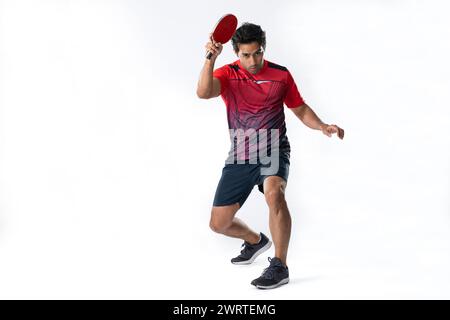 Porträt des männlichen Sportmannes, der Tischtennis spielt, isoliert auf weißem Hintergrund. Stockfoto
