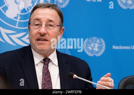 (240314) -- VEREINTE NATIONEN, 14. März 2024 (Xinhua) -- Verwalter des Entwicklungsprogramms der Vereinten Nationen Achim Steiner schreibt Reportern über den Human Development Report 2023/24 (HDR) am 13. März 2024 im UN-Hauptquartier in New York. (Manuel Elias/UN Foto/Handout via Xinhua) Stockfoto