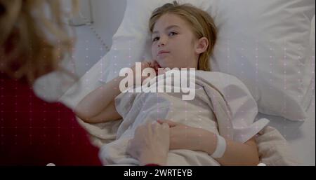 Bild der Datenverarbeitung über kaukasische Ärztin mit Mädchen Stockfoto