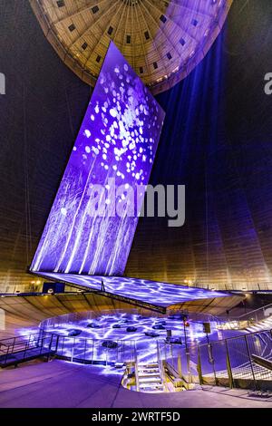 Oberhausen, Deutschland. März 2024. Eine 40 Meter hohe Projektionsleinwand im Amphitheater der Ausstellung „Planet Ocean“. Vom 15. März bis zum 30. Dezember 2024 zeigt das Gasometer Oberhausen die Ausstellung über die faszinierende Schönheit der Weltmeere und die vielfältigen Lebensformen dieses komplexen Ökosystems. Quelle: Christoph Reichwein/dpa/Alamy Live News Stockfoto