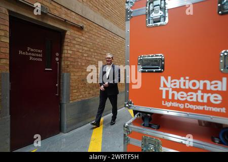 Der Arbeitsleiter Sir Keir Starmer während einer Führung durch die Workshops und Studios während eines Besuchs im National Theatre in London. Bilddatum: Donnerstag, 14. März 2024. Stockfoto