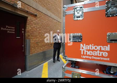 Der Arbeitsleiter Sir Keir Starmer während einer Führung durch die Workshops und Studios während eines Besuchs im National Theatre in London. Bilddatum: Donnerstag, 14. März 2024. Stockfoto