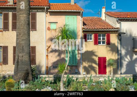 Provenzalische Häuser in der Stadt Antibes an der französischen Riviera in Südfrankreich Stockfoto