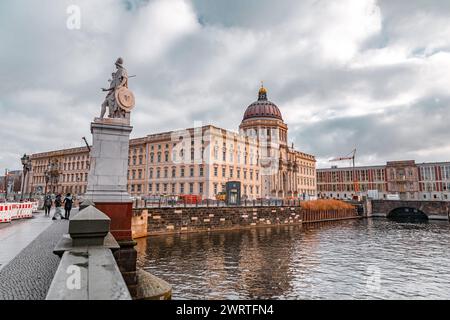 Berlin, Deutschland - 16. DEC 2021: Das Berliner Schloss, formell das Königspalast neben dem Berliner Dom und der Museumsinsel in der Mitte von BE Stockfoto