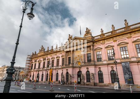 Berlin, Deutschland - 16. Dezember 2021: Unter den Linden ist ein Boulevard im zentralen Stadtteil Mitte von Berlin, der Hauptstadt Deutschlands. Stockfoto