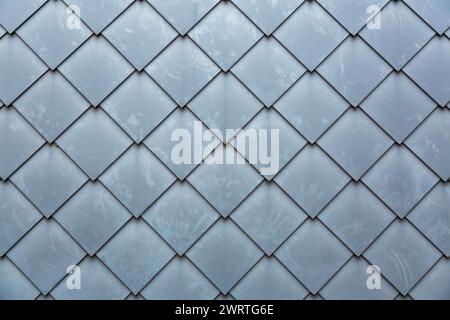 Diamantförmige Fischskala gekachelte Wand Textur Hintergrund Nahaufnahme Stockfoto