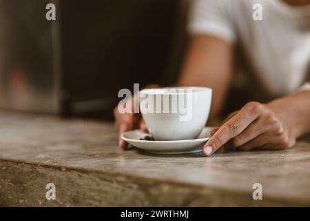 Barista serviert dem Gast im Café einen Kaffee. Stockfoto