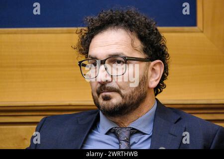 Roma, Italien. März 2024. Giuseppe Sottile, ex Italexit, durante la conferenza stampa per la Firma dellÕaccordo elettorale LIBERTË tra Sud Chiama nord e ex italexit tenutasi presso la Camera dei Deputati a Roma, Gioved“ 14 Marzo 2024 (Foto Mauro Scrobogna/LaPresse) Giuseppe Sottile, ehemaliger italexit, während der Pressekonferenz zur Unterzeichnung der Allianz FREIHEIT zwischen Sud Chiama Nord und dem ehemaligen italexit in der Abgeordnetenkammer in Rom, Donnerstag, den 14. März 2024 (Foto: Mauro Scrobogna/LaPresse) Credit: LaPresse/Alamy Live News Stockfoto