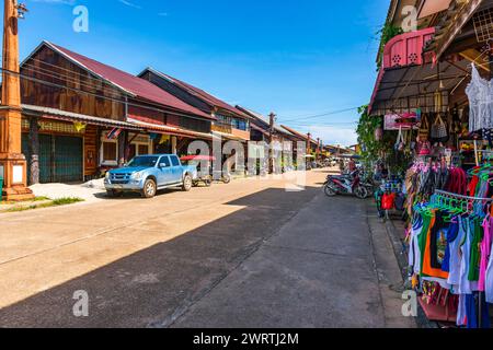 Straßenszene in der Altstadt von Ko Lanta, baufällig, Reihe von Häusern, Stadt, Stadt, Leben, Wohnen, Eigentum, asiatisch, Straße, exotische Architektur Stockfoto