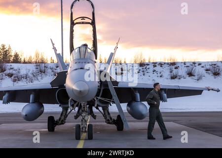 Major Matthew Andrews, gebürtiger US-Marine Corps, gebürtiger Wisconsin und F/A-18-Pilot mit Marine Fighter Attack Squadron (VMFA) 312 Stockfoto