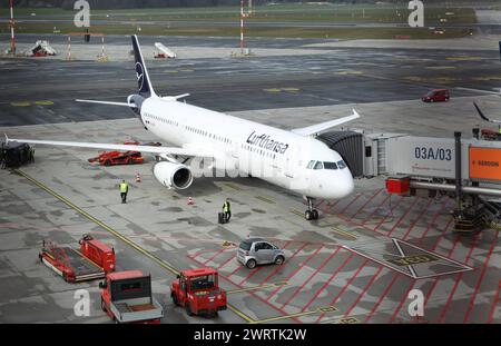 Ein Flugzeug der Fluggesellschaft Lufthansa steht während des Streiks der Beschäftigten, die in der Fluggastkontrolle, in der Personen- und Warenkontrolle, der Frachtkontrolle und in Servicebereichen tätig sind, an einem Terminal vom Flughafen Hamburg. Fuhlsbüttel Hamburg *** am Flughafen Hamburg Fuhlsbüttel wird während des Streiks von Mitarbeitern aus Passagierkontrolle, Passagier- und Güterkontrolle, Frachtkontrolle und Servicebereichen Ein Flugzeug der Lufthansa geparkt Stockfoto