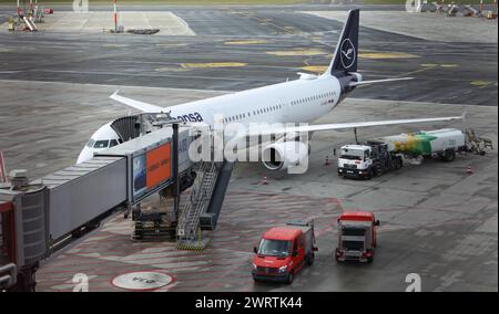 Ein Flugzeug der Fluggesellschaft Lufthansa steht während des Streiks der Beschäftigten, die in der Fluggastkontrolle, in der Personen- und Warenkontrolle, der Frachtkontrolle und in Servicebereichen tätig sind, an einem Terminal vom Flughafen Hamburg. Fuhlsbüttel Hamburg *** am Flughafen Hamburg Fuhlsbüttel wird während des Streiks von Mitarbeitern aus Passagierkontrolle, Passagier- und Güterkontrolle, Frachtkontrolle und Servicebereichen Ein Flugzeug der Lufthansa geparkt Stockfoto