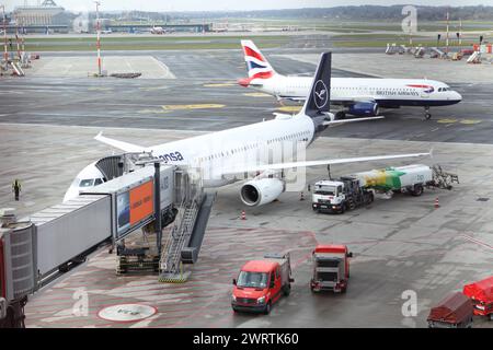 Ein Flugzeug der Fluggesellschaft Lufthansa steht während des Streiks der Beschäftigten, die in der Fluggastkontrolle, in der Personen- und Warenkontrolle, der Frachtkontrolle und in Servicebereichen tätig sind, an einem Terminal vom Flughafen Hamburg. Fuhlsbüttel Hamburg *** am Flughafen Hamburg Fuhlsbüttel wird während des Streiks von Mitarbeitern aus Passagierkontrolle, Passagier- und Güterkontrolle, Frachtkontrolle und Servicebereichen Ein Flugzeug der Lufthansa geparkt Stockfoto