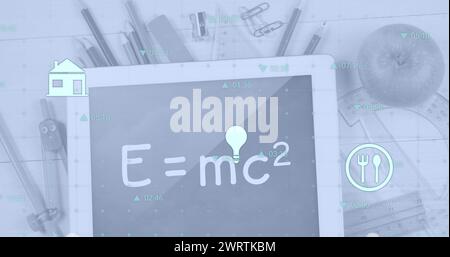 Bild von schwebenden Symbolen über einem digitalen Tablet mit Gleichung, Schreibwaren und Apfel auf dem Tisch Stockfoto