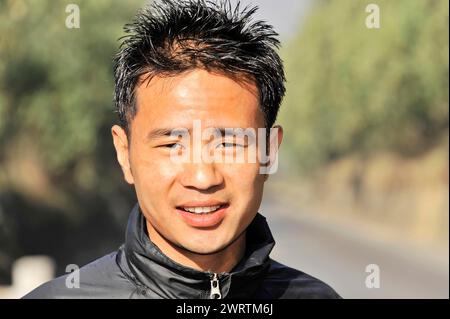 Ein junger Mann steht auf der Straße und schaut ernsthaft in die Kamera, Bhairahawa, Nepal Stockfoto