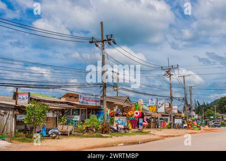 Straßenszene mit Geschäft in der Altstadt von Ko Lanta, baufällig, Reihe von Häusern, Stadt, Stadt, Leben, Leben, asiatisch, Straße, exotisch Stockfoto