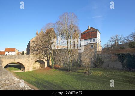 Wolfgangskirche mit Klingenbastei-Bastion, Stadttor und Steinbogenbrücke als Teil der historischen Stadtbefestigung, Stadtmauer, Burggraben Stockfoto