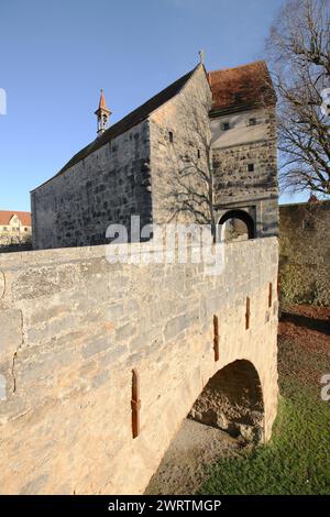 Wolfgangskirche mit Klingenbastei-Bastion, Stadttor und Steinbogenbrücke als Teil der historischen Stadtbefestigung, Stadtmauer, Rothenburg Stockfoto