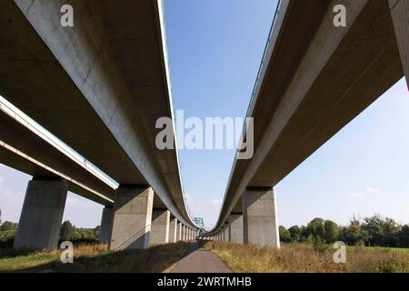 Blick von unten auf das rund sechs Kilometer lange Saale-Elster-Viadukt bei Halle, der längsten Eisenbahnbrücke Deutschlands, 22/09/2016 Stockfoto