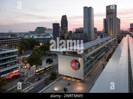 Von der Dachterrasse des 25hours Hotels haben Besucher einen Panoramablick auf die Berliner City West mit dem Bikini Einkaufszentrum Stockfoto