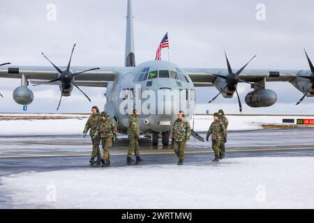 Betreuer der finnischen Luftwaffe bereiten sich darauf vor, mit der Transportgeschwader Marine Aerial Refueler Transport Squadron eine Luftbetankung durchzuführen Stockfoto