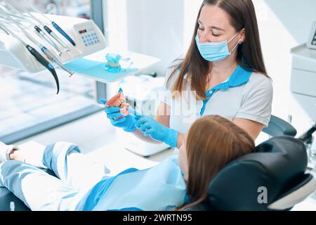 Zahnarzt lehrt kindliche Mundhygiene Stockfoto