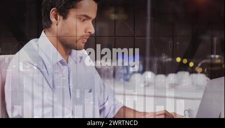 Bild von der Verarbeitung von Finanzdaten gegenüber birassischen Geschäftsleuten Stockfoto