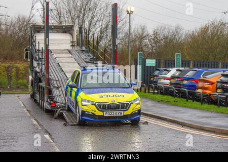 Neue Skoda Polizeifahrzeuge werden auf einem Autotransporter entladen. Ersatzwagen für die Lancashire Polizei. BMW, der ursprüngliche Lieferant, hat die Lieferung von Polizeiautos an Streitkräfte in ganz Großbritannien eingestellt, nachdem eine Untersuchung erfahren hatte, dass ein PC bei einem Unfall auf der M6 nach einem Motorausfall in seinem Streifenwagen getötet wurde. In den Jahren zuvor hatte es ähnliche Vorfälle mit Polizeiautos mit demselben Motortyp gegeben. Es wurden Fehler in einem Dieselmotor festgestellt, die mit hoher Kilometerleistung und langem Leerlauf des Motors verbunden sind. Stockfoto